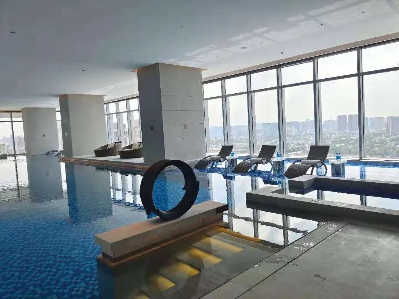 Топлинската пумпа и системот за климатизација на базенот Blueway обезбедуваат удобност во текот на целата година во хотелот Chengdu Bay Sky Infinity Pool